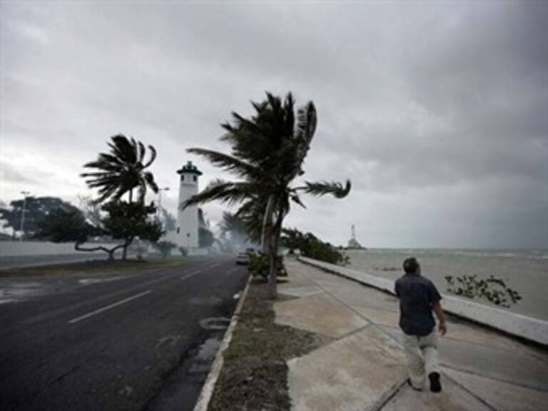 'Karl' amenaza de nuevo a México; se fotalece 'Igor'