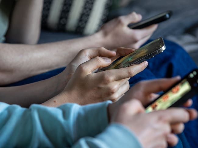 Toque de queda digital: Reino Unido plantea limitar las redes sociales por las noches