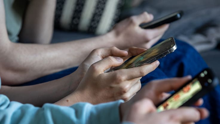 Toque de queda digital: Reino Unido plantea limitar las redes sociales por las noches