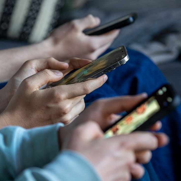 Toque de queda digital: Reino Unido plantea limitar las redes sociales por las noches