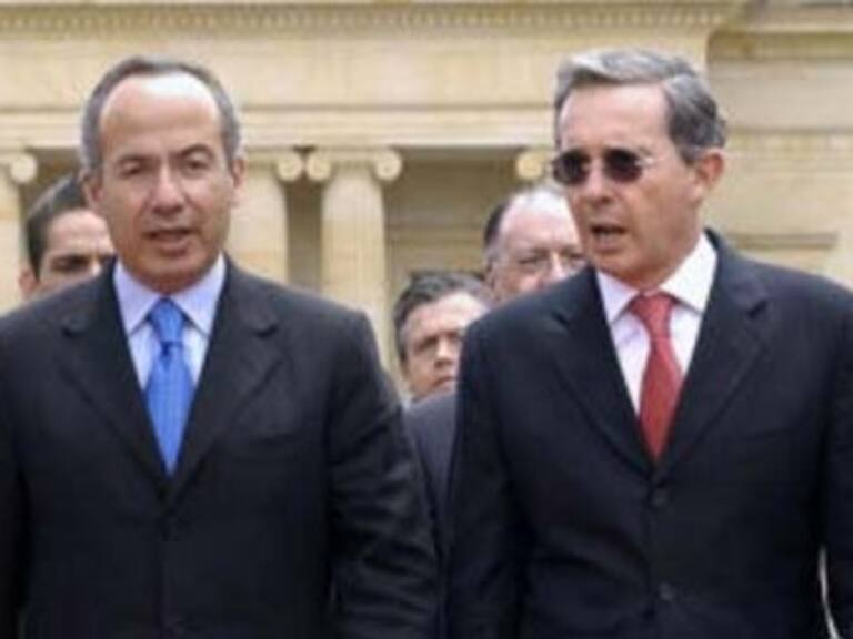 Da Uribe bienvenida a Calderón en Casa de Nariño