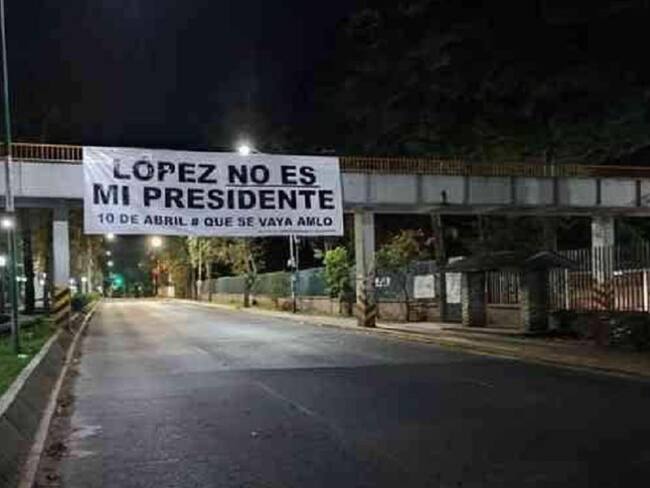 Cuelgan mantas en contra del presidente López Obrador en Veracruz