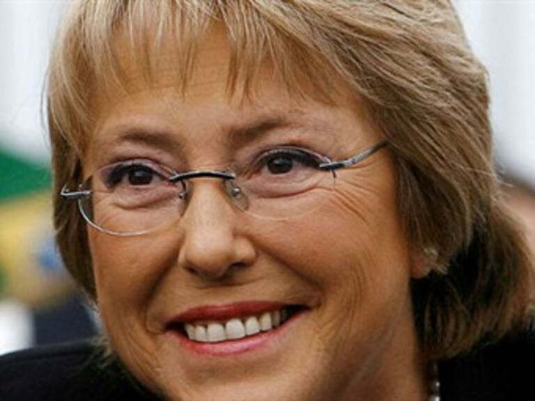 Mantiene Bachelet liderazgo en carrera presidencial en Chile