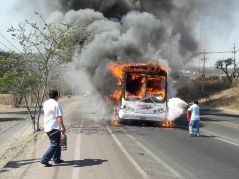 Camión se incendia en Tlajomulco