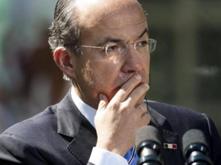 Llega presidente Calderón a casa de Carlos Fuentes