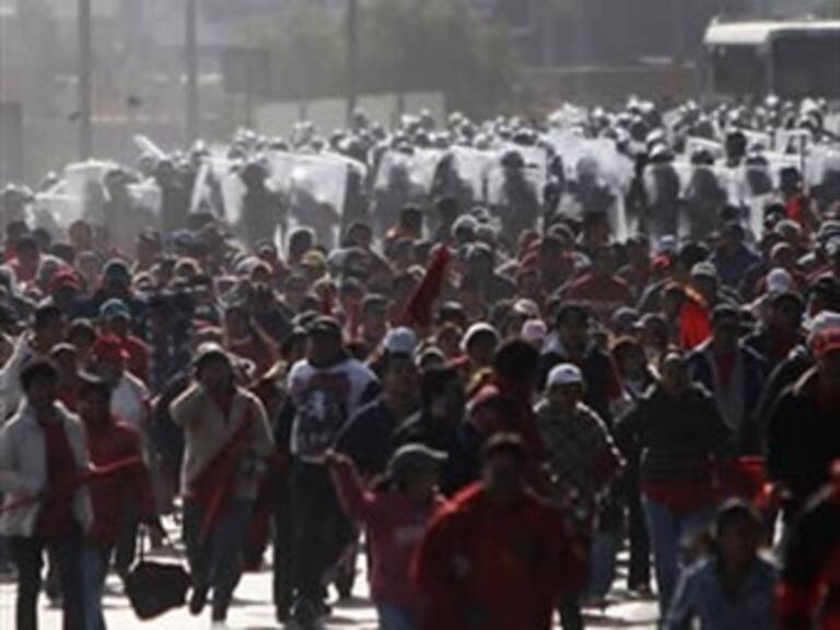 Se enfrentan electricistas y policías en la México-Querétaro