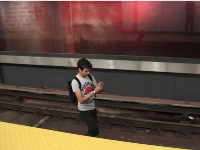 Joven salta a las vías del metro para cazar un pokémon