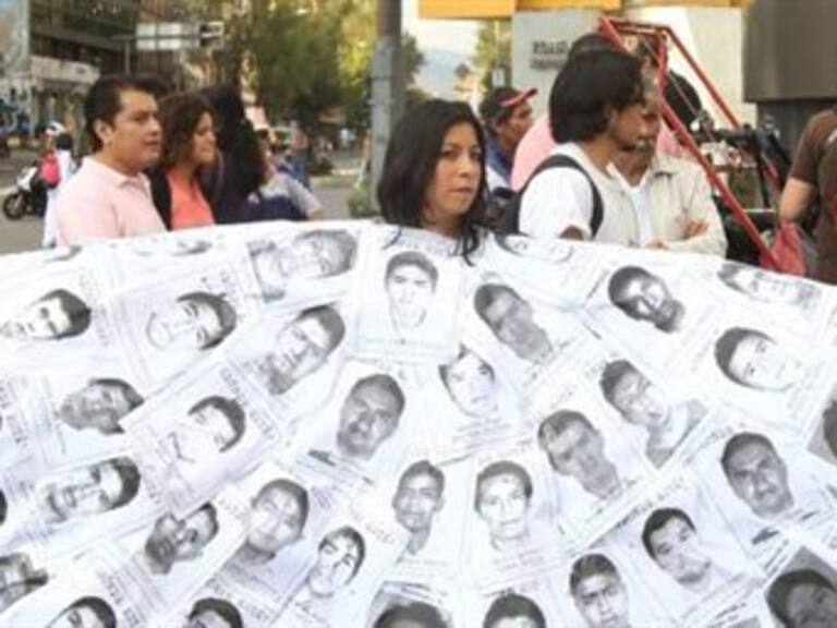 &#8203;Se movilizan normalistas y maestros en Michoacán