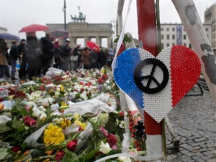 Parisinos recuerdan a víctimas de ataques terroristas con luz y ruido