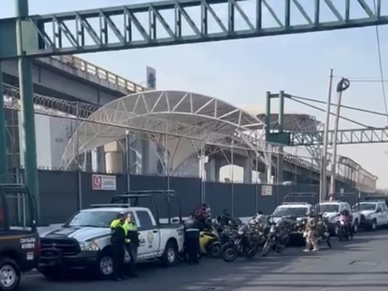 Policías permanecen al resguardo del AICM ante amenaza de bloqueos de taxistas en la CDMX.