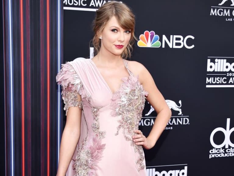 Taylor Swift enseña de más en los Billboard