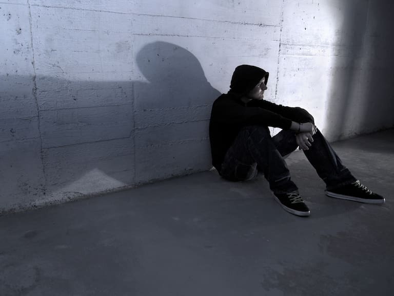 Un caso de alto impacto no constituye, por sí mismo, evidencia de una tendencia entre las personas adolescentes.