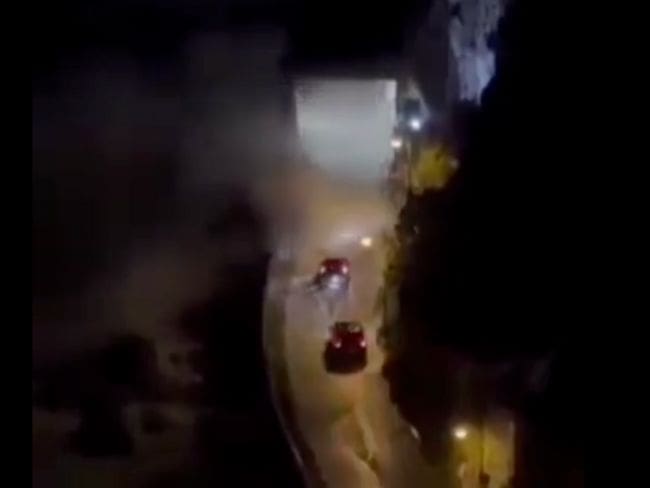 Ola gigante en Italia sorprende a conductores y golpea autos en carretera de Sicilia | VIDEO