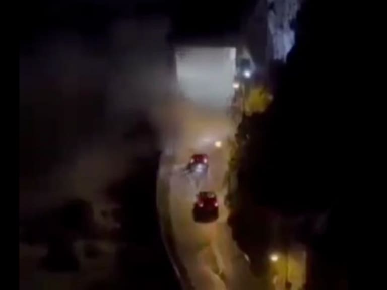 Un fuerte oleaje sorprendió a automovilistas en una vía costera de Sicilia. X@Italia24HLive-