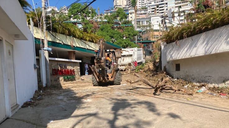 Acapulco: la gente sigue sin casas, acceso al agua ni insumos médicos