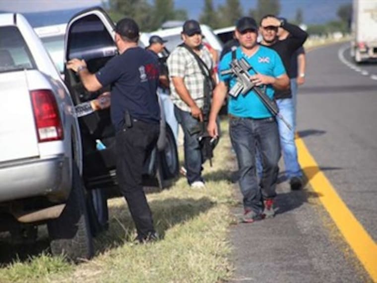 ¿Cuál es la causa del enfrentamiento en Ostula, Michoacán?
