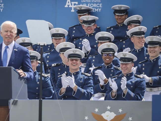 Joe Biden sufre caída en ceremonia de la Fuerza Aérea de EEUU | VIDEO