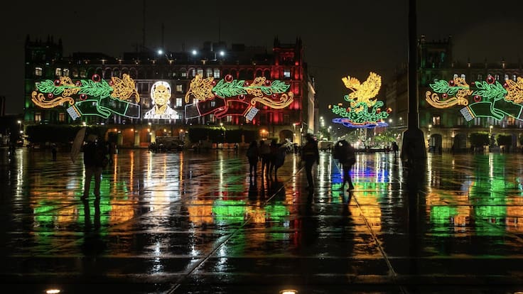 Clara Brugada enciende el alumbrado patrio en el Zócalo dedicado a las heroínas de la Independencia
