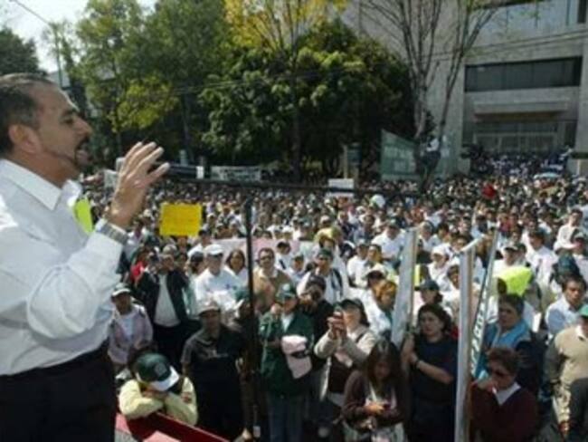 Se manifiestan telefonistas en oficinas centrales de Telmex