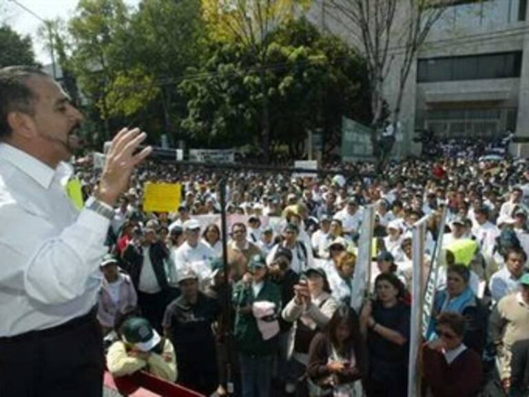 Se manifiestan telefonistas en oficinas centrales de Telmex