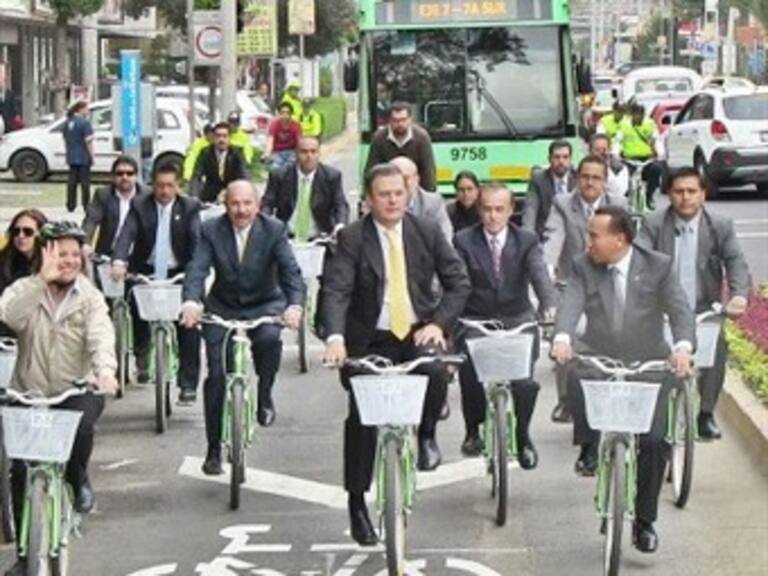 Inaugura Ebrard 'Busbici' que permite circular a bicicletas y trolebuses en un mismo carril