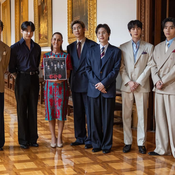 BTS reúne a 50 mil fans en el Zócalo tras reunión con Sheinbaum