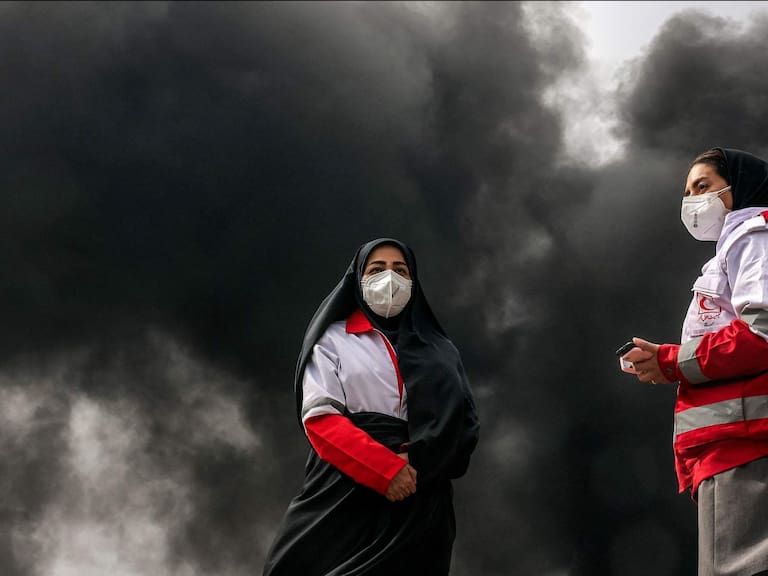 “Lluvia negra” en Irán: el extraño fenómeno que dejó calles oscuras y contaminación en el aire