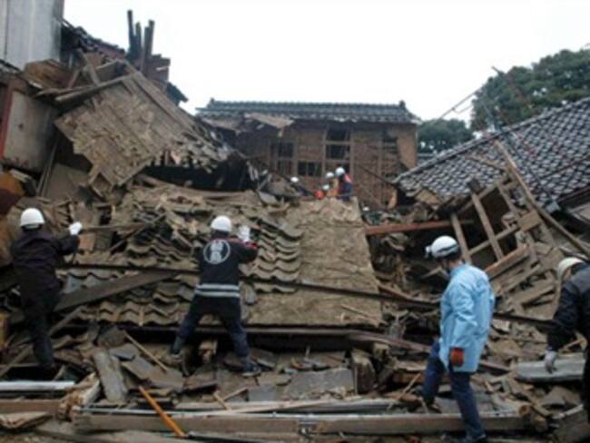 Fuerte sismo en el centro de Japón, alerta de tsunami