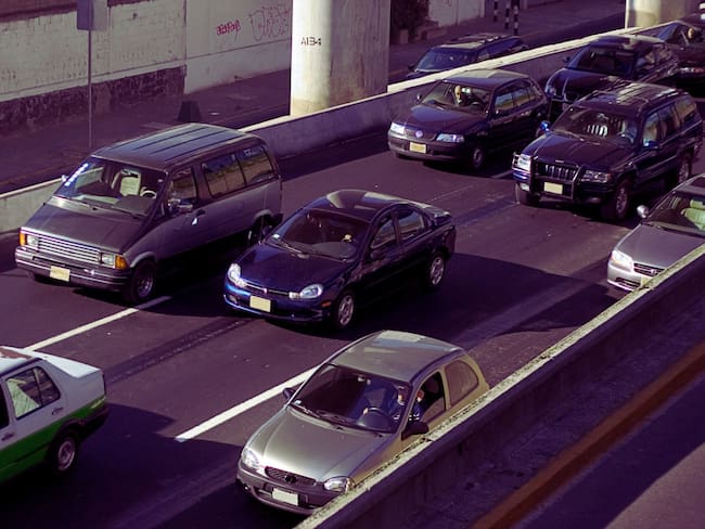 Conductores recibirán multa de hasta 4,000 pesos por usar manos libres en abril