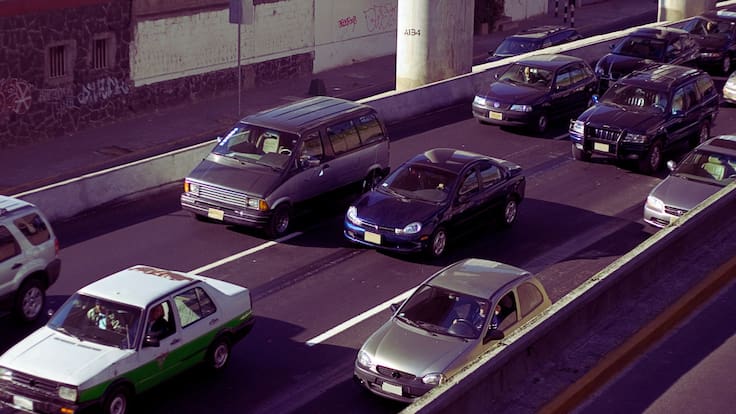 Conductores recibirán multa de hasta 4,000 pesos por usar manos libres en abril