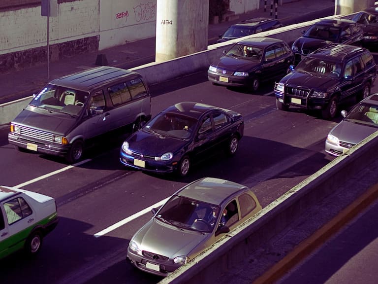 ¿Usas manos libres? Podrías pagar multa de hasta 4,000 pesos en CDMX. Getty Images