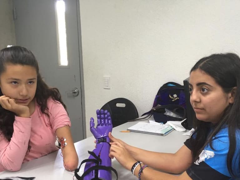 Alumnos de SuBiré crean prótesis para niña de 11 años