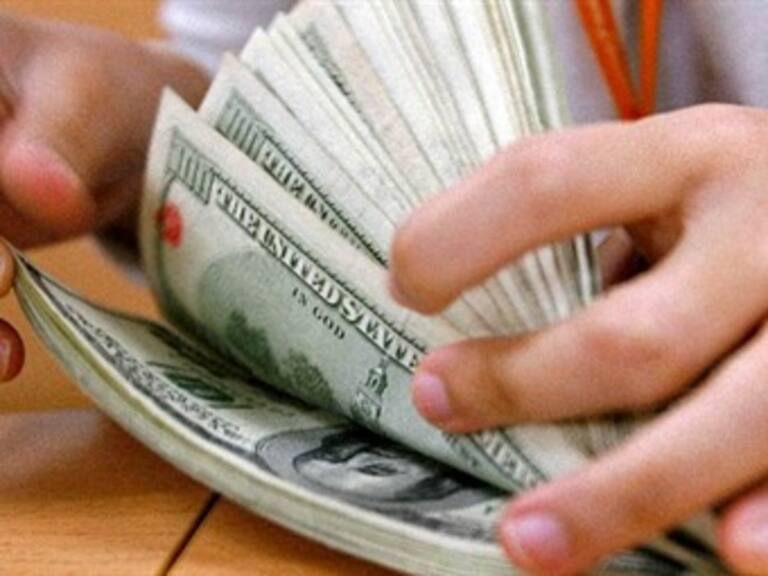 Dólar en $12.97 en promedio a la venta en el AICM