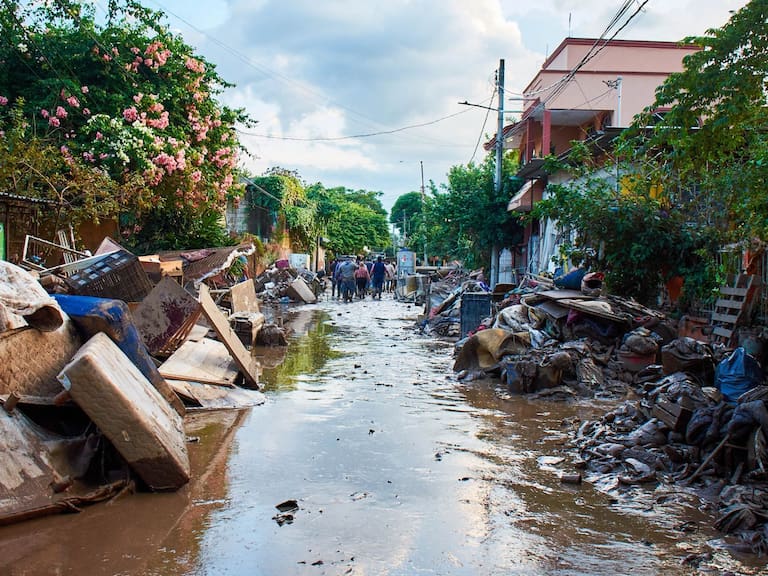 Toneladas de lodo son retirados de casas y negocios, por habitantes y autoridades locales y federales, tras varios días de la inundación que provocó el desbordamiento del río Cazones por las intensas lluvias del viernes pasado. El mal olor se hace presente en varias partes de la ciudad ante la presencia de animales muertos. FOTO: JESSAMYN NAZARIO MENDO/cuartoscuro.com