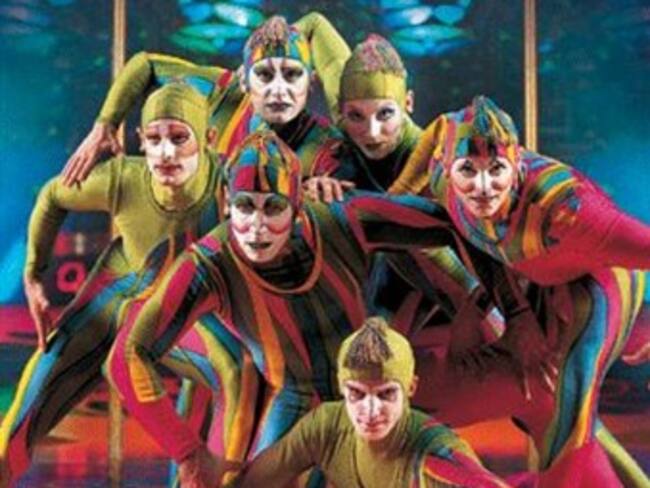 Cirque du Soleil reúne 900 personas sobre zancos para récord Guinness