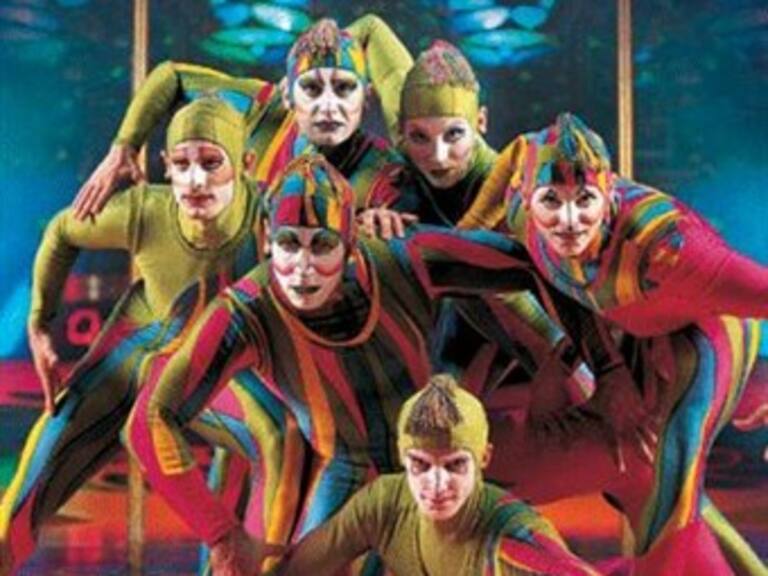 Cirque du Soleil reúne 900 personas sobre zancos para récord Guinness