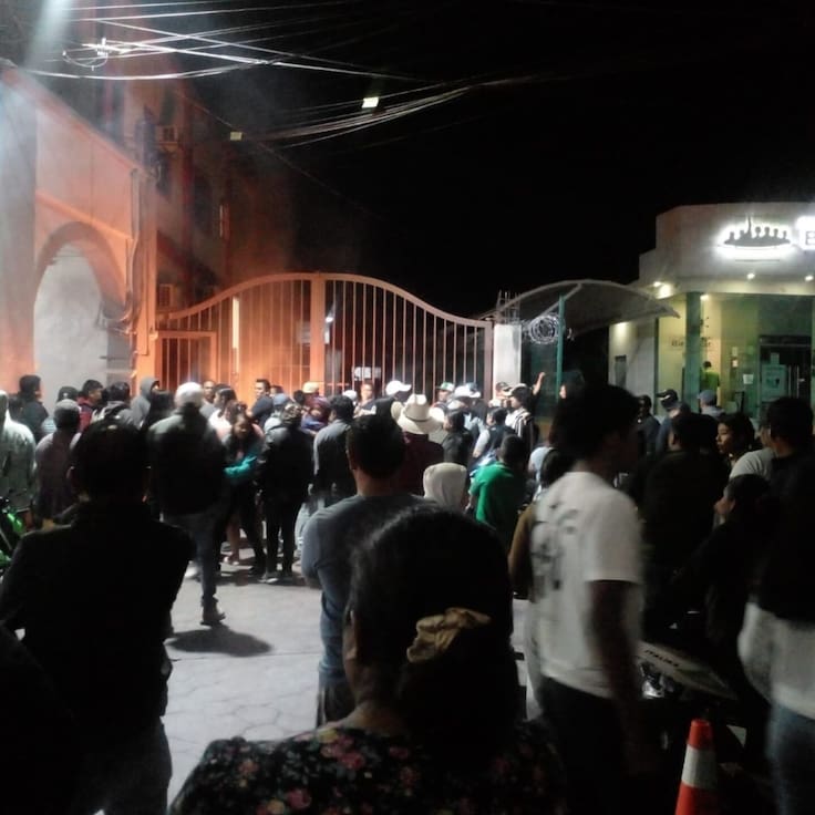 Policías de Morelos atropellan a niño; en protesta pobladores queman árbol navideño y alcaldía