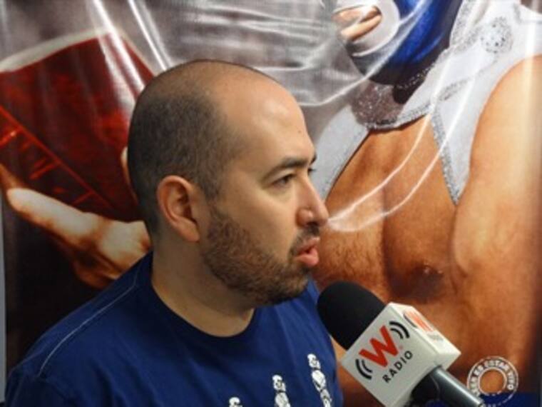 Claudio Flores, presenta encuesta sobre cuánto leen los mexicanos y qué tipo de libros.