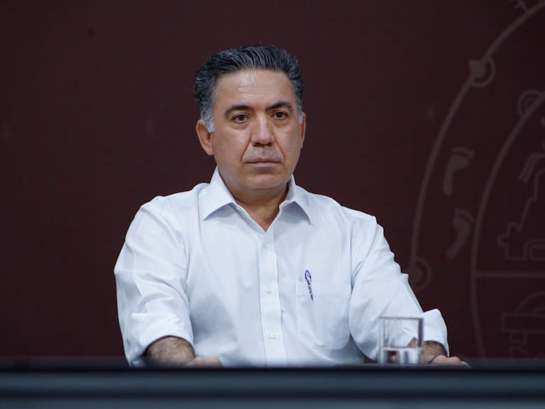 Enrique Inzunza pide licencia al Senado