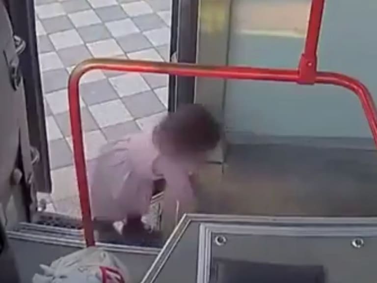 Chofer descubre a niña de 2 años viajando sola dentro de autobús. X