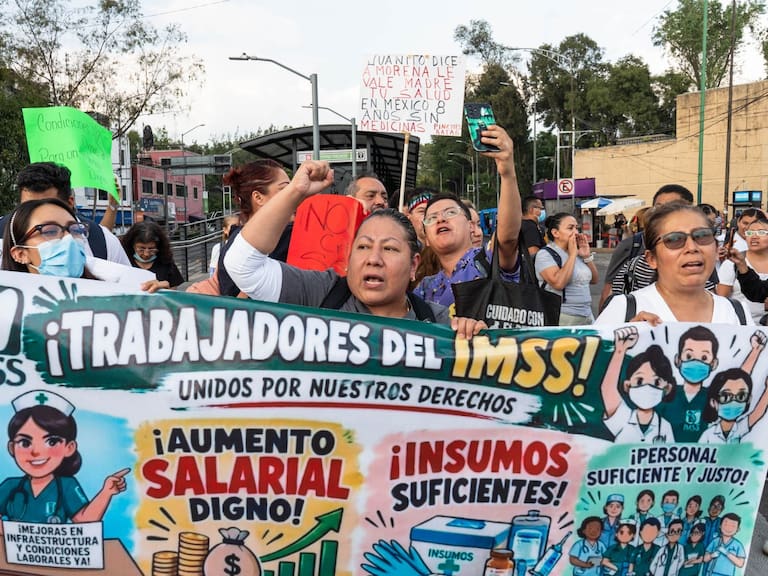 Trabajadores del Instituto Mexicano del Seguro Social (IMSS) se manifestaron frente al Centro Médico Nacional Siglo XXI y bloquearon la avenida Cuauhtémoc
