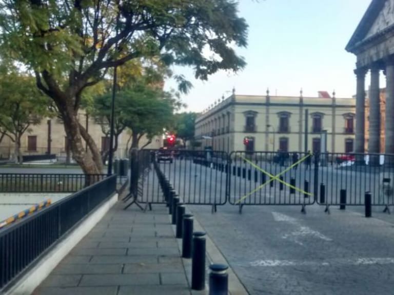 Amanecen cerradas a la circulación varias vías en Guadalajara