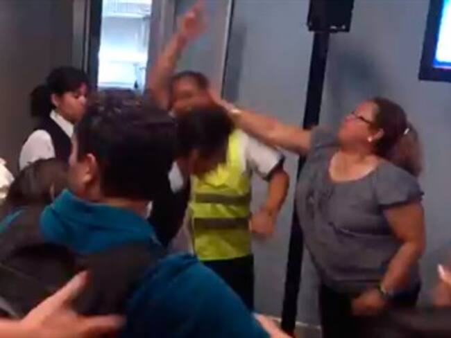 Defiende VivaAerobus a empleado agredido en AICM