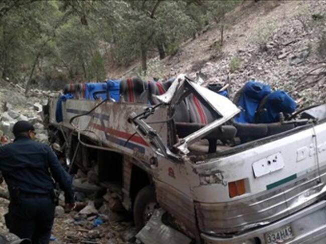 Cae autobús a barranco en Nayarit