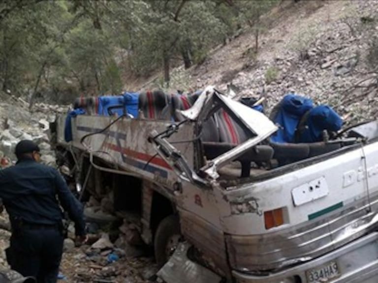Cae autobús a barranco en Nayarit