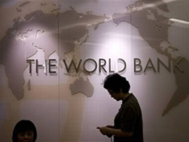 Aumenta pobreza extrema por alza en alimentos: Banco Mundial