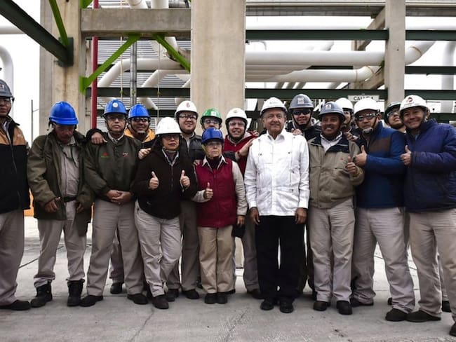 AMLO se compromete a invertir 3,500 mdp en refinería de Ciudad Madero