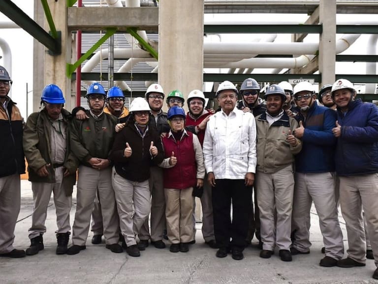 AMLO se compromete a invertir 3,500 mdp en refinería de Ciudad Madero
