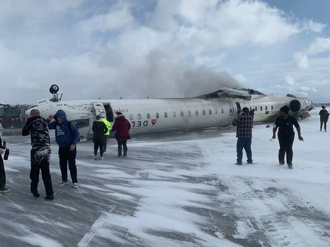Avión sufre accidente al aterrizar en Aeropuerto de Toronto