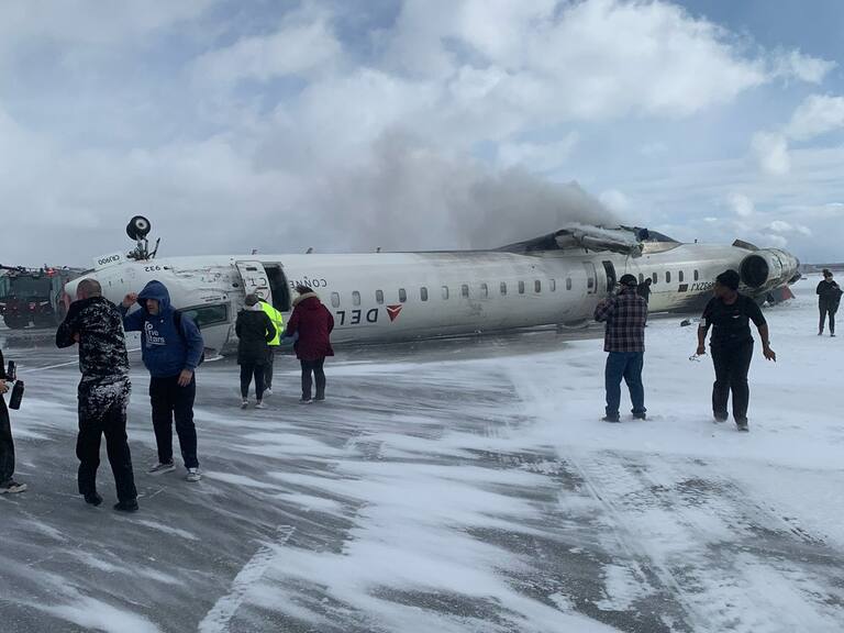 Avión sufre accidente al aterrizar en Aeropuerto de Toronto